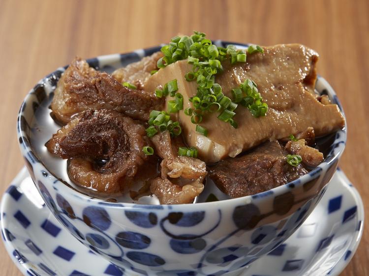 評判の「牛すじ豆腐」。日本酒との相性良好