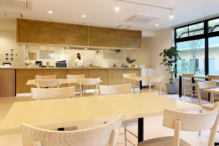 カフェ店員さんも募集中です