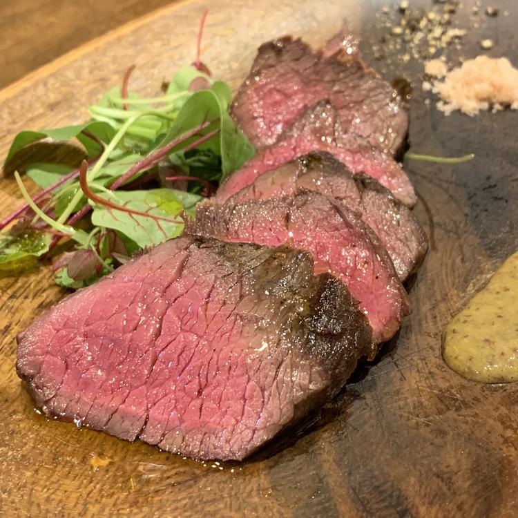 阿波牛やジビエの炭火焼きがオススメ。