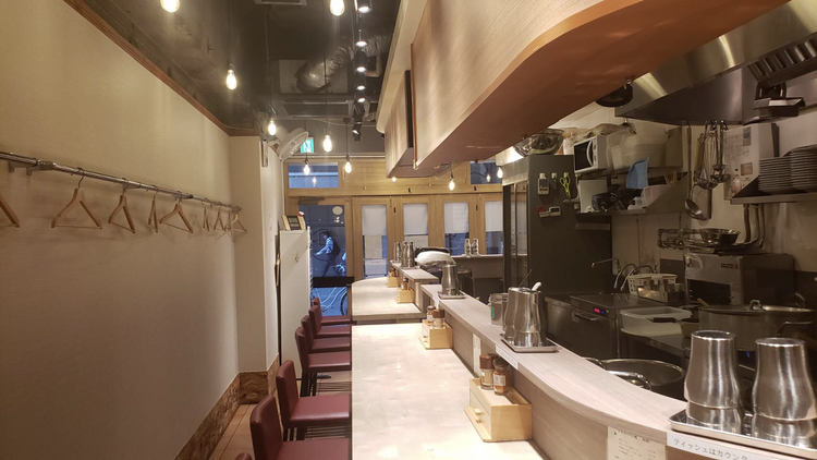 ラーメン店らしからぬオシャレな店内