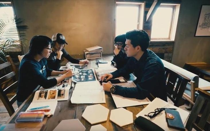 プロジェクト始動の会議風景。