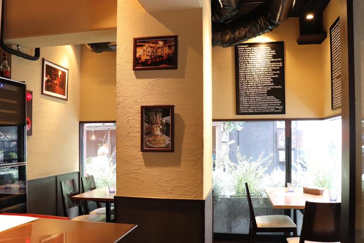 お客様との一体感を楽しむ明るい店内。
