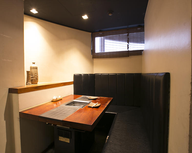 モダンで落ち着いた雰囲気の店内
