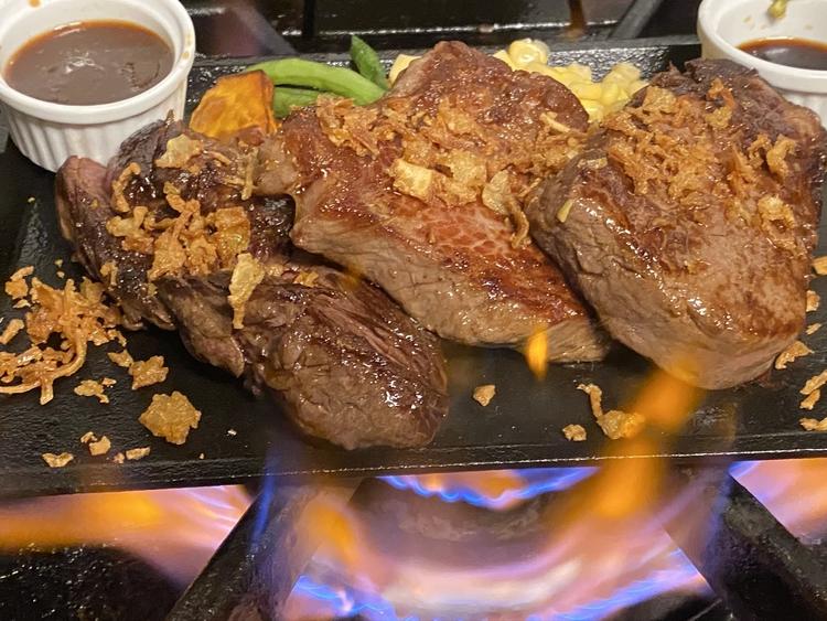 美味しいステーキをお客さんにふるまう幸せ
