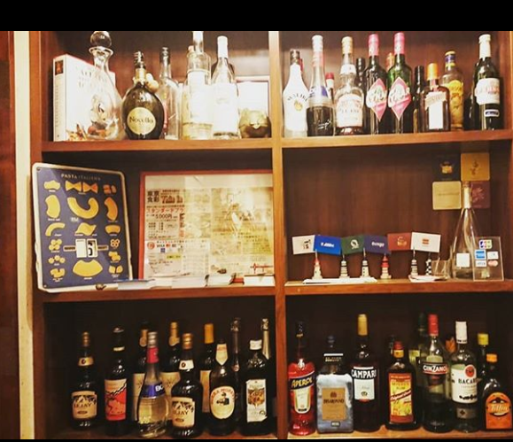 イタリア雑貨店のような棚。