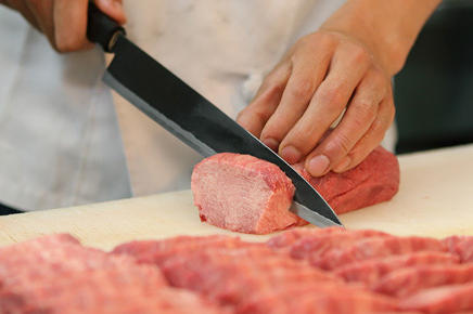 肉のカット技術や目利きのスキルも身に付く