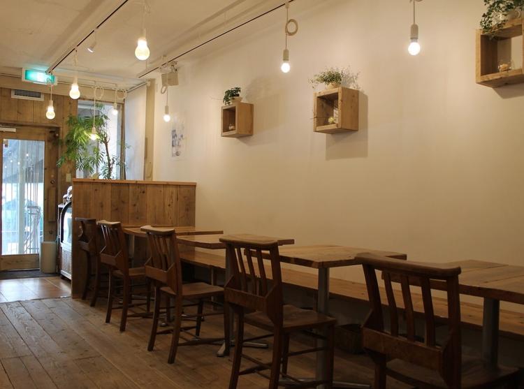 木製の家具と白を基調とした明るい店内