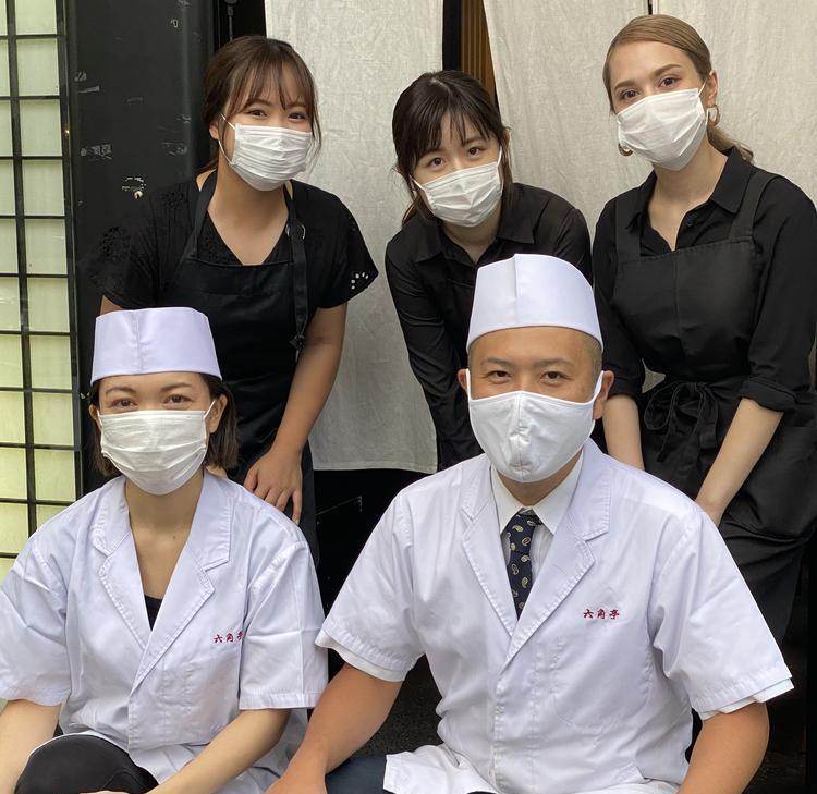 正面玄関にてスタッフ一同
