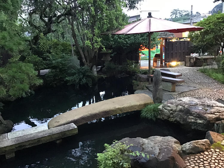 池のある日本庭園