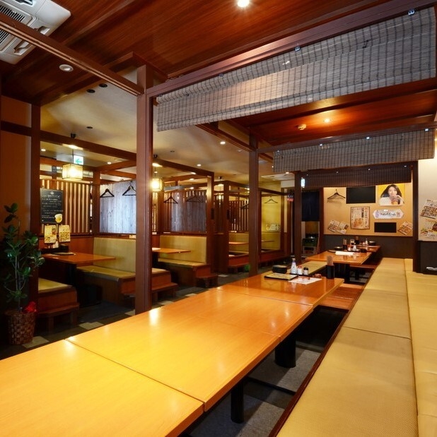 ファミリー層にも人気の明るい居酒屋です◎