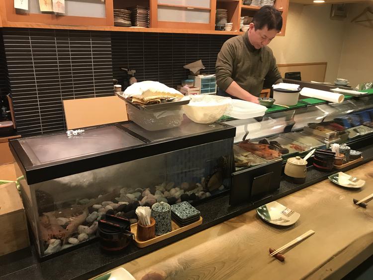 いけすもお客さんの目の間にあります。