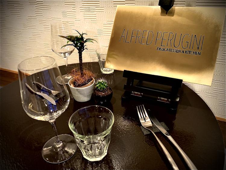 ハイテーブルで気軽なお食事を提供。