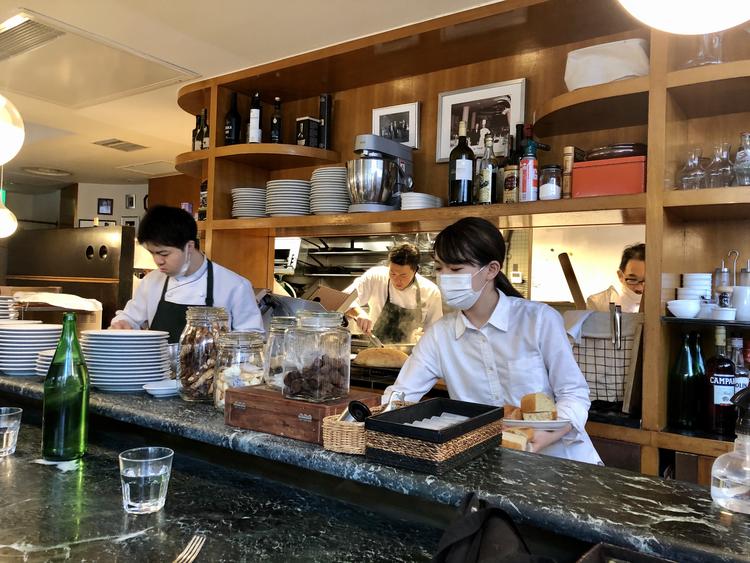オープンキッチンのライブ感のある店内