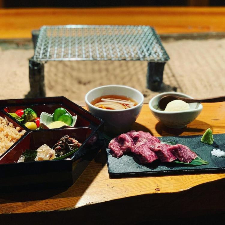 囲炉裏で焼くお肉が特徴です