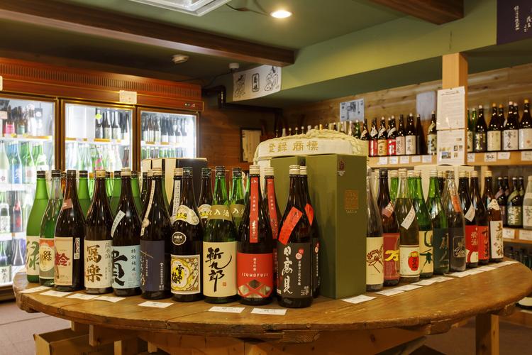 併設酒屋にはたくさんのお酒があります。