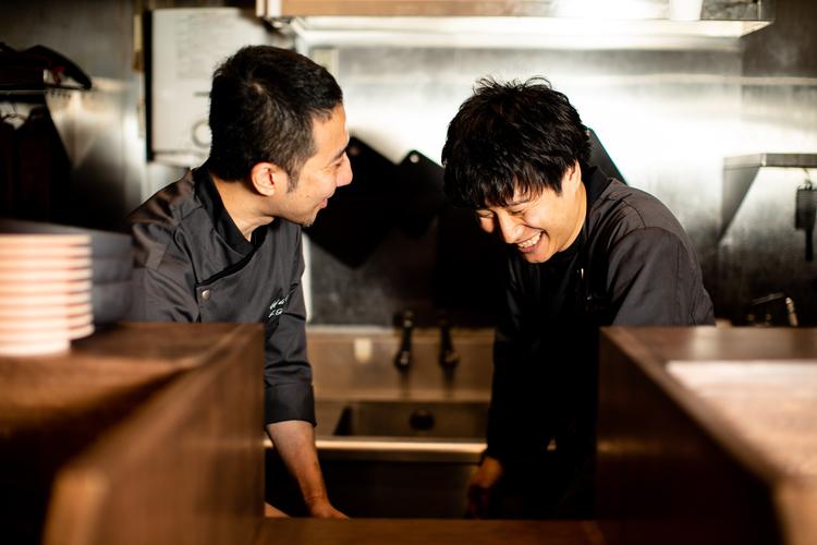 左 総料理長(41) 右オーナー(29)