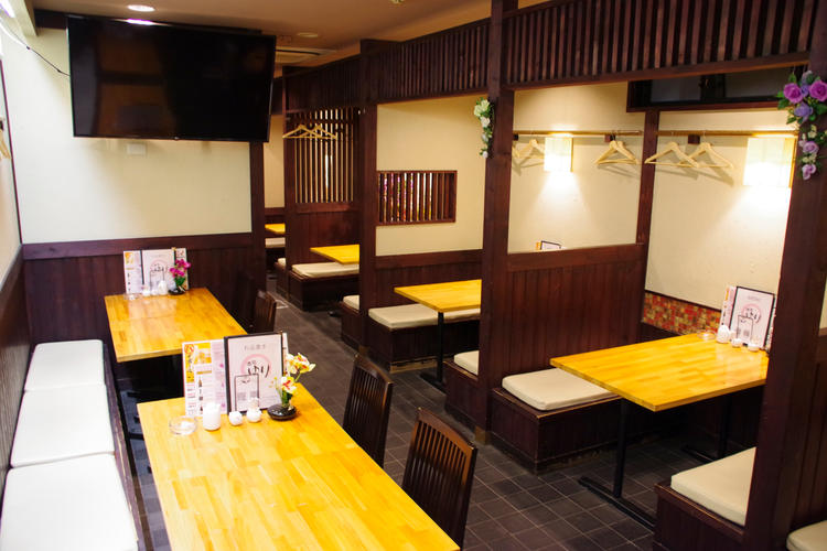 店内は半個室とテーブル席があります
