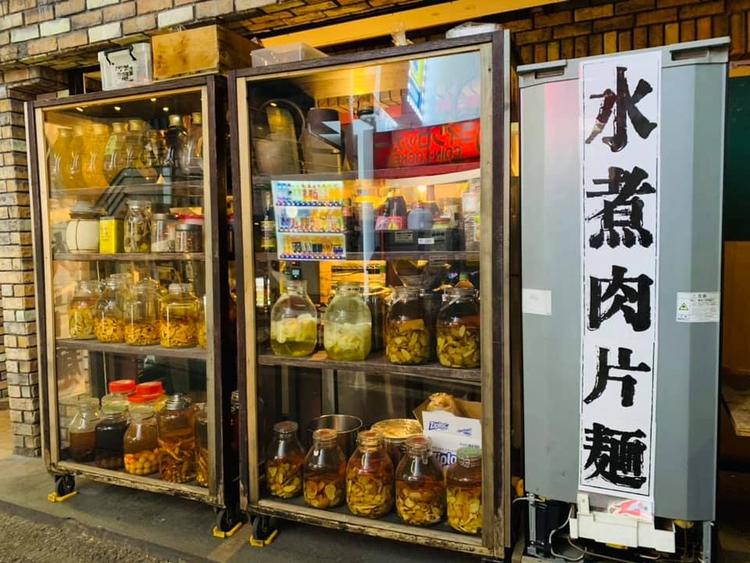 店の入り口には薬膳が怪しげにディスプレイ