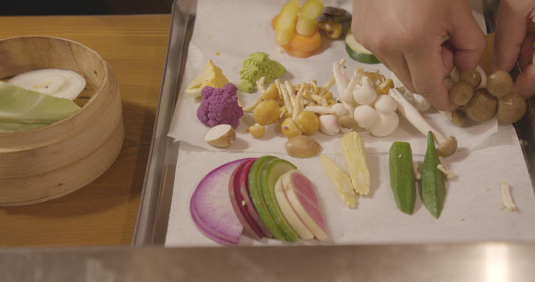 日替わり野菜を楽しみながら調理中