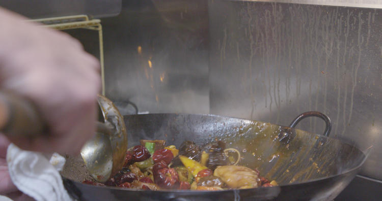 様々なスパイスや醤(ジャン)の自然派中華