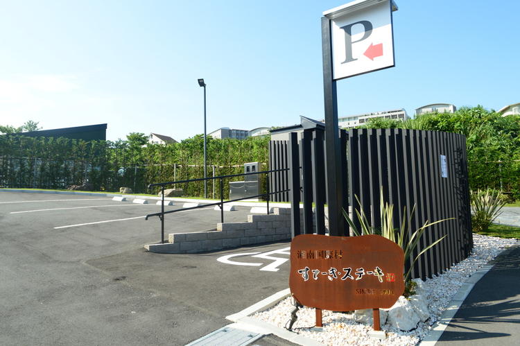 入口の看板です