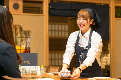ホールスタッフも料理の思いを伝えます
