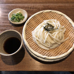 素材にこだわったうどんと出汁