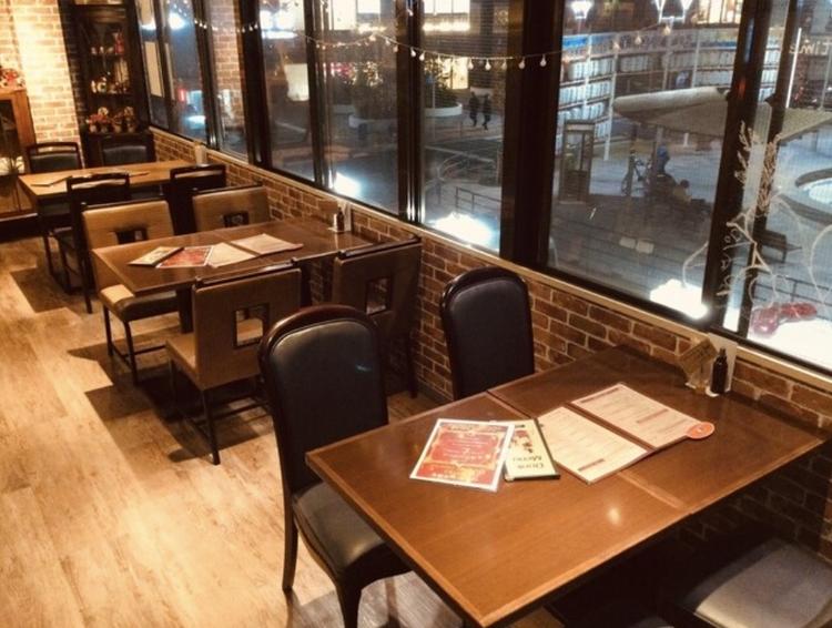ワンフロアの落ち着いた雰囲気の店内