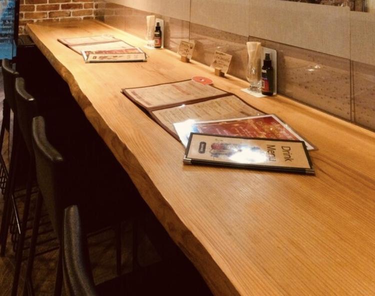 おひとり様もゆったりなカウンタ=
