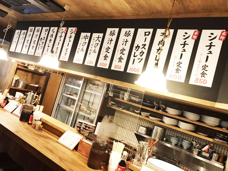 カウンターメインの店内。