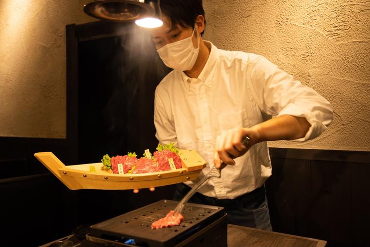 サシがきれいに入った和牛を使用