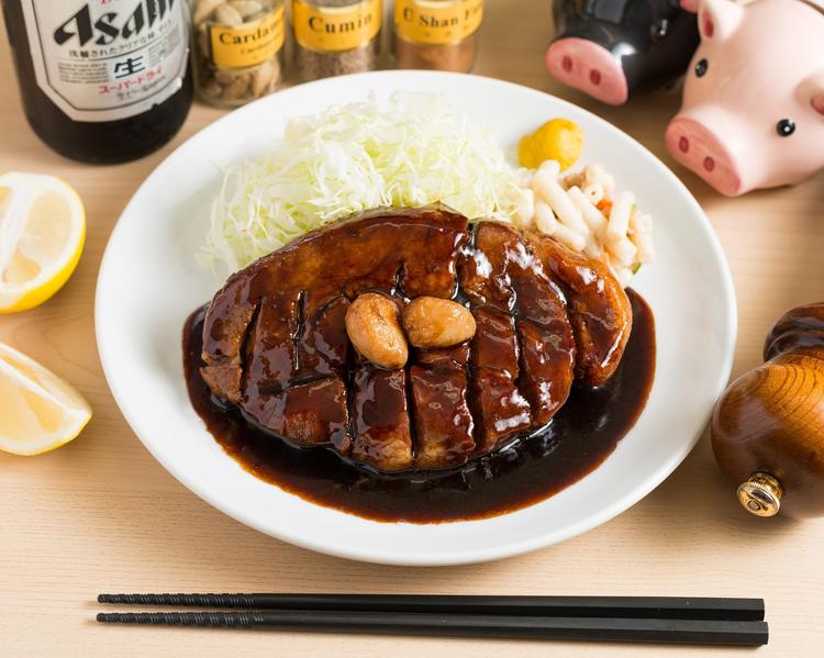 名物のトンテキは大人気♪