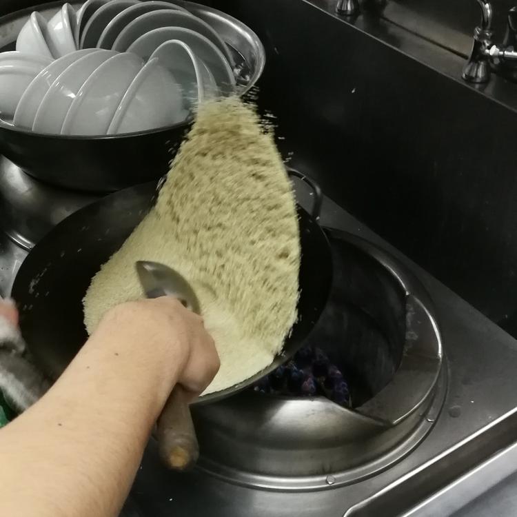 仕込みの様子。大量の胡麻を煎る作業!