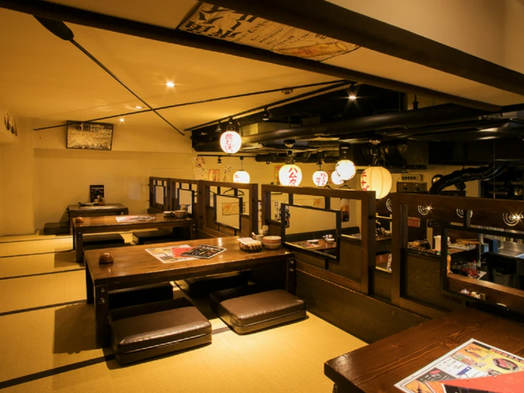店内が見渡せる中二階のお座敷
