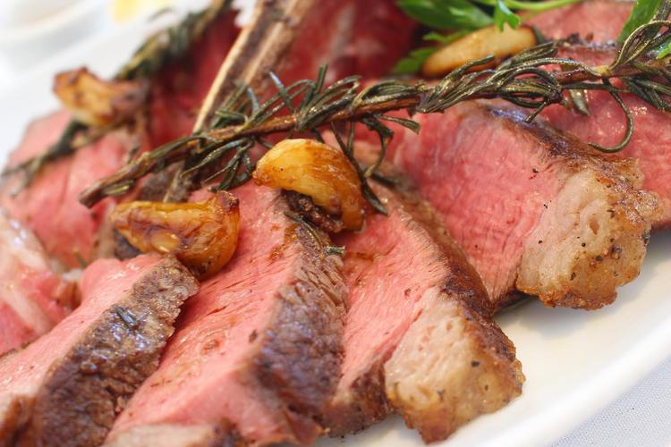 豪快な塊肉を焼いたりします。