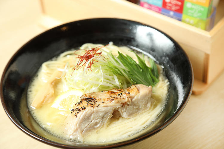 二大看板のひとつ鶏白湯ラーメン
