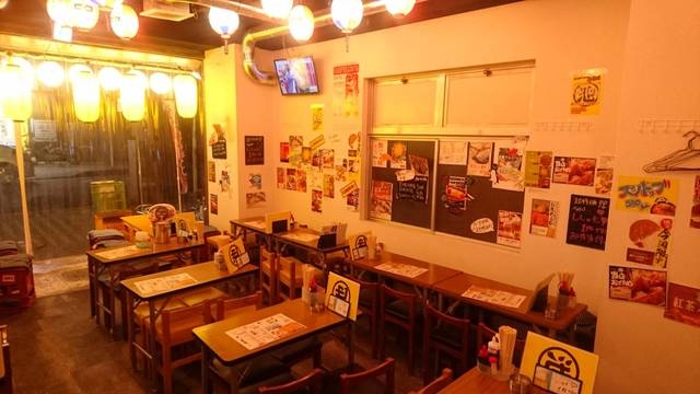 広々とした活気あふれる店内