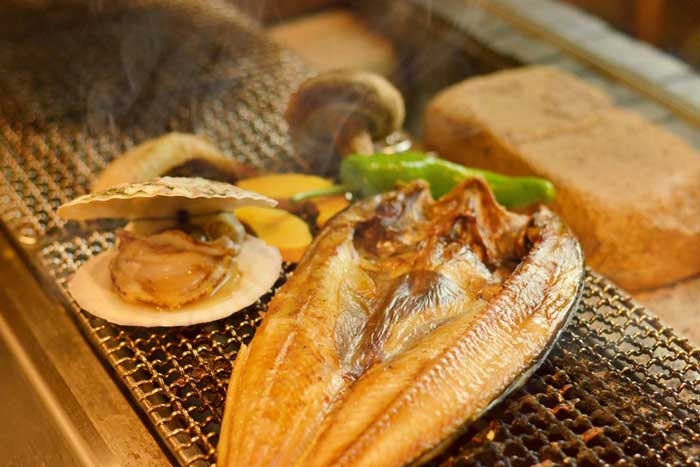 炭火で焼いて魚介の旨みを引き出します◎
