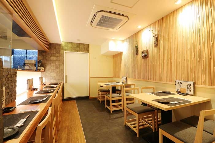 木のぬくもりが感じられる店内◎