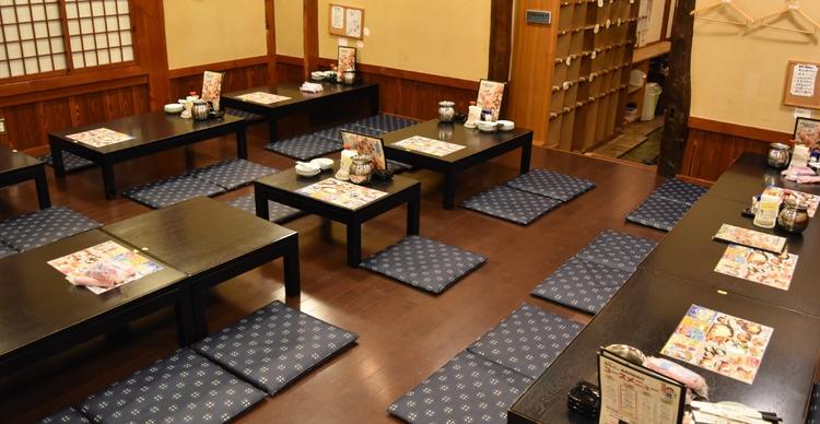 宴会にもピッタリの広い店内