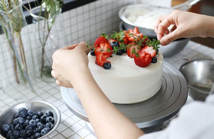 ケーキはパティシエが一つひとつ手作り◎
