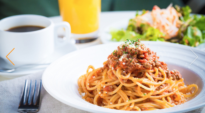 明るい日差しの中、カジュアルランチ。