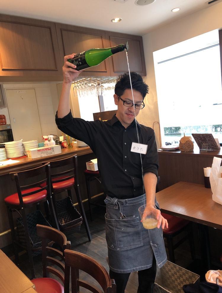 バスクの地酒を注ぐスタッフ