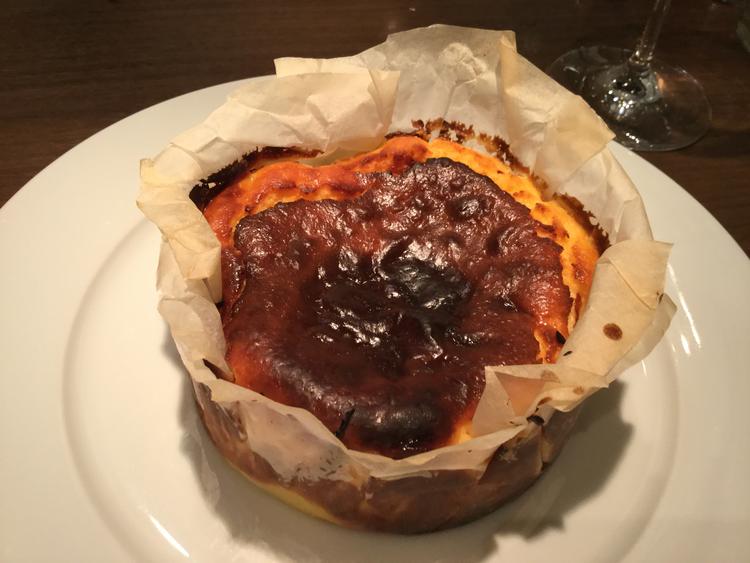バスク風チーズケーキ角地のガラス張り