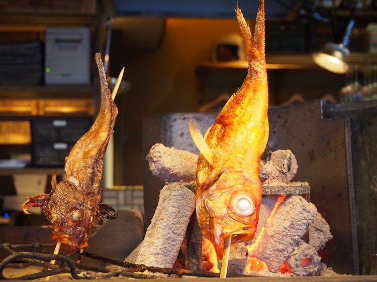 炉端焼きならでは!鮮魚の炭火原始焼き