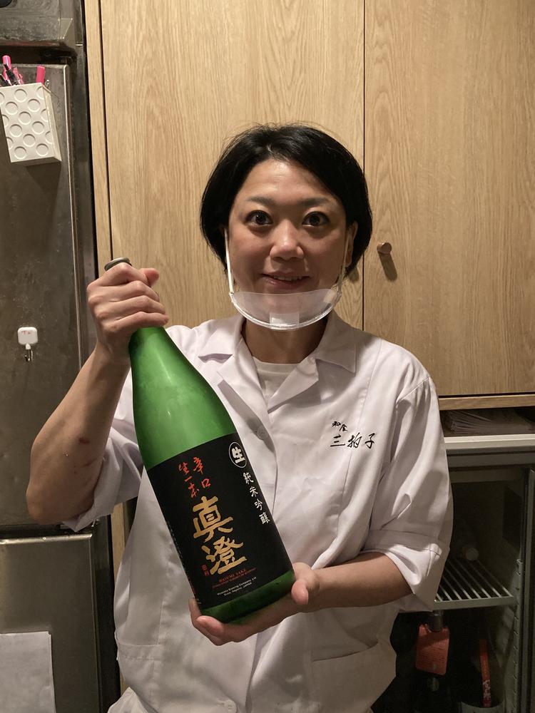 自分の名前の日本酒で喜ぶ料理長!笑