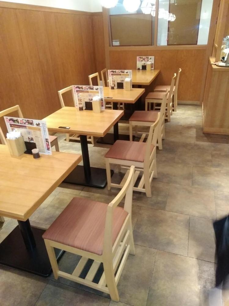 カウンターメインの店内