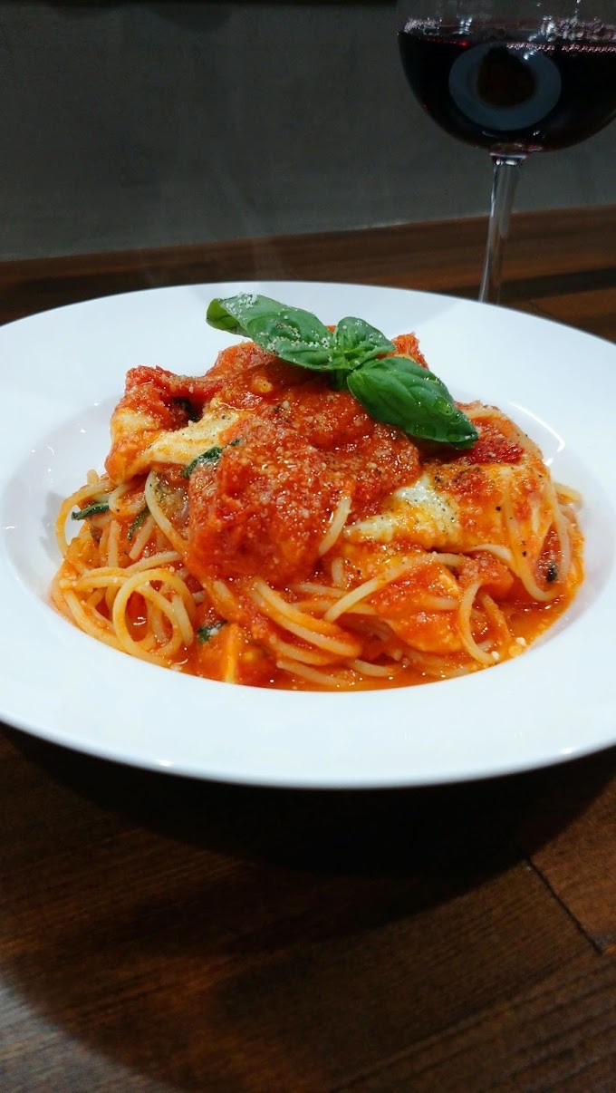 モッツァレラとバジルのトマトソースパスタ