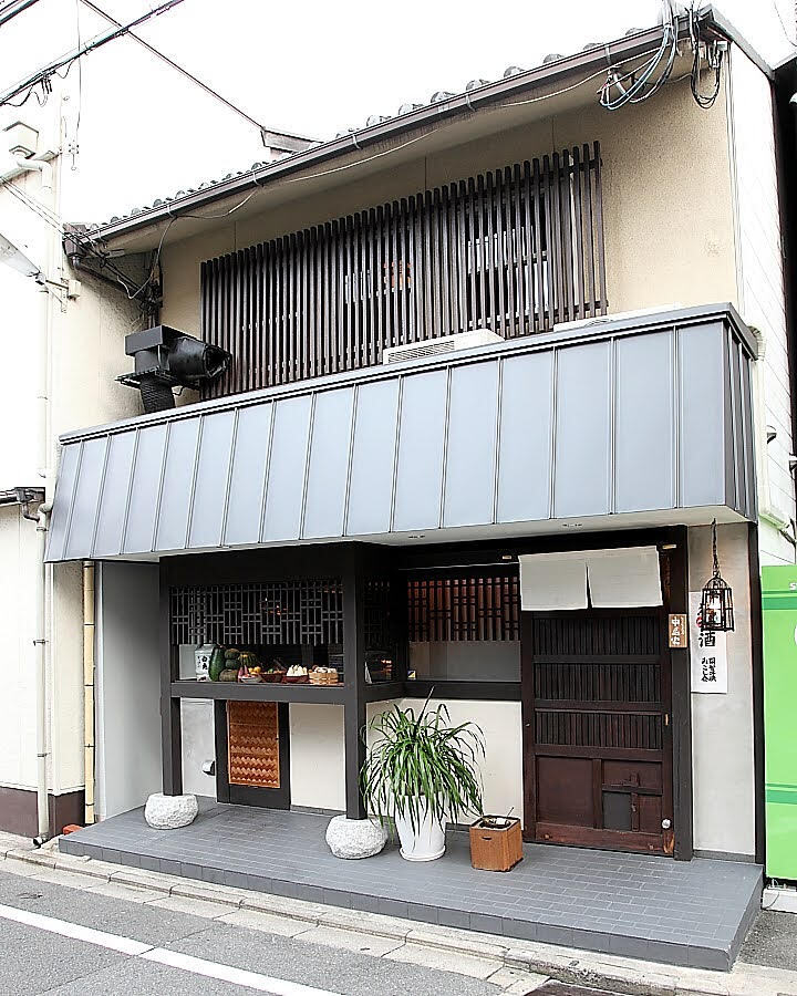 落ち着いた雰囲気の外観