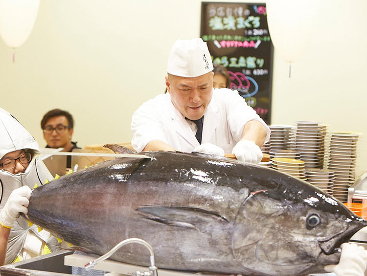 人気のマグロ解体ショー